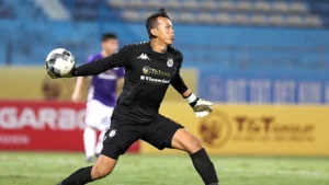 Hành động phát bóng khi chơi đá bóng là gì?