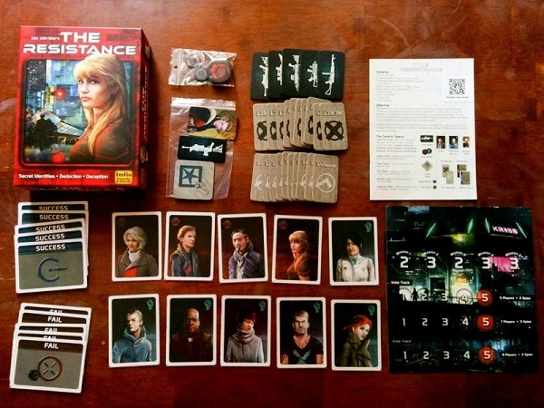 Một bộ Board game Resistance gồm những gì?