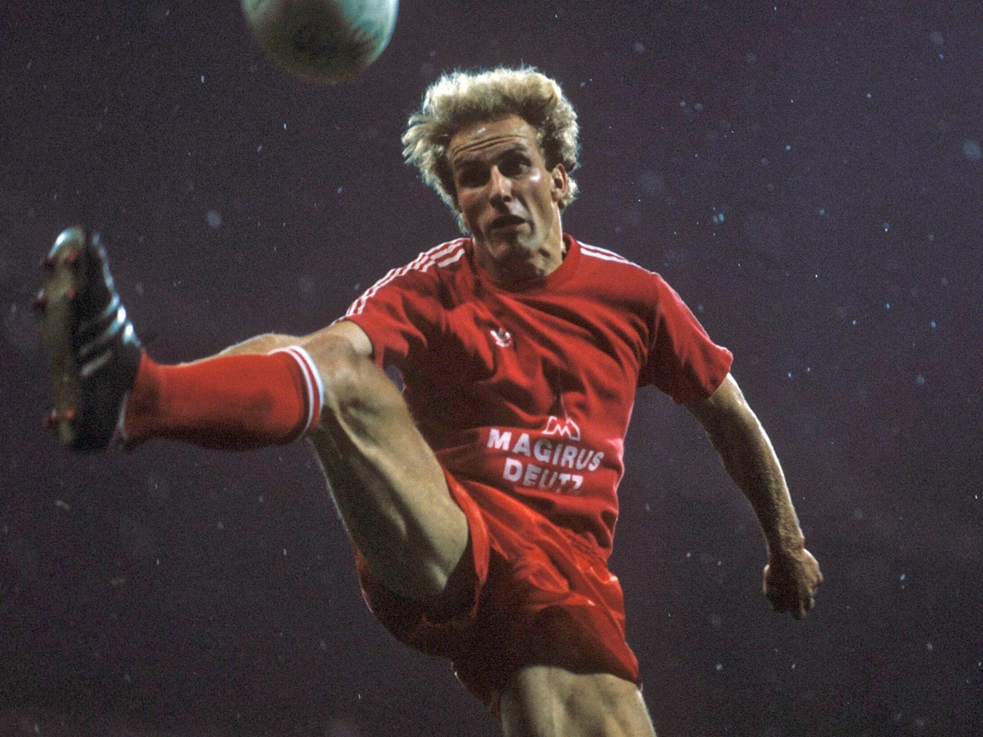 Rummenigge giành được 2 giải thưởng Quả bóng vàng.