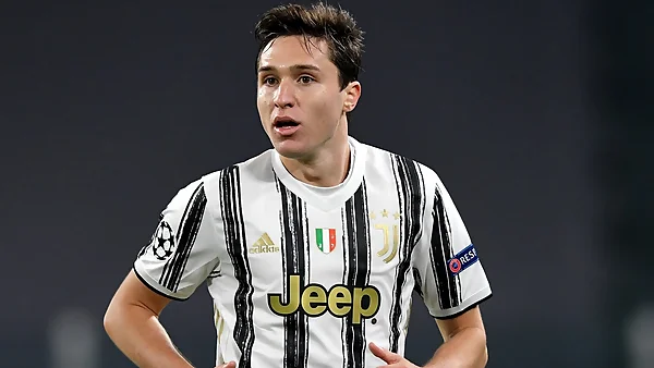 Chiesa tạo cơ hội cho Morata và Ronaldo ghi bàn.