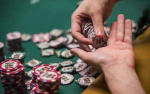 Khi nào nên Donk Bet đối thủ trong Poker