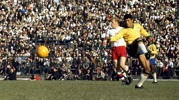 Garrincha cống hiến tuổi trẻ cho bóng đá