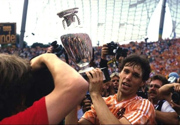 Sự nghiệp thi đấu câu lạc bộ của Marco Van Basten