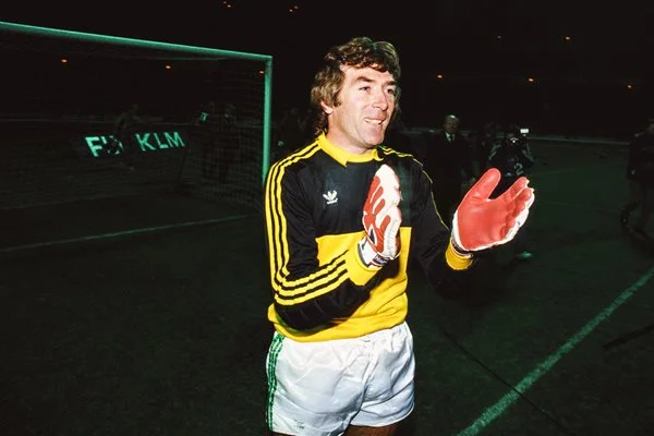 Pat Jennings bắt 327 trận và lọt vào 3 trận chung kết Cúp FA