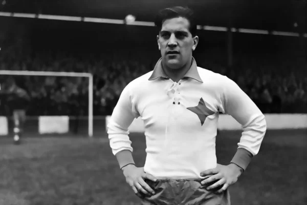 Gunnar Nordahl đã ghi được 210 bàn thắng sau 221 trận ra sân khi khoác màu áo AC Milan