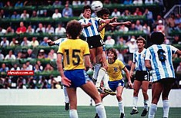Daniel Passarella ghi được nhiều bàn thắng dù chơi ở vị trí hậu vệ