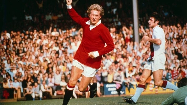 Sự nghiệp bóng đá của Denis Law gắn liền với M.U và Manchester City