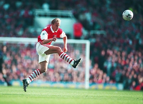 Dennis Bergkamp tham gia thi đấu cho nhiều câu lạc bộ trong sự nghiệp sân cỏ của mình