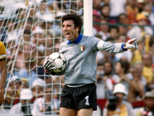 Dino Zoff là cầu thủ nổi tiếng người Italia