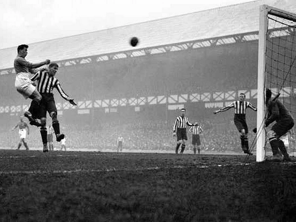 Dixie Dean có kỹ thuật đánh đầu thượng thừa cùng khả năng bật nhảy cao