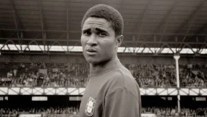 Eusebio bén duyên bóng đá với câu lạc bộ trên quê hương