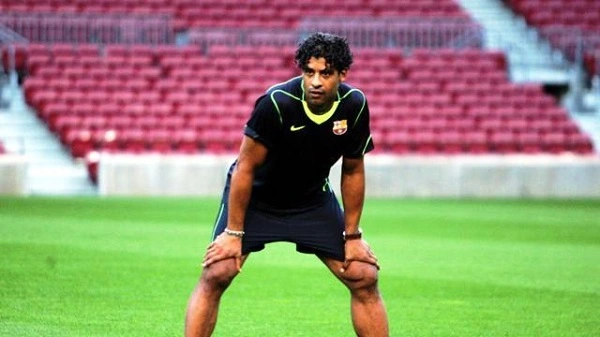 Frank Rijkaard có niềm đam mê với trái bóng từ khi còn nhỏ