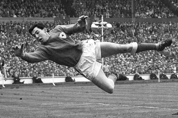 Gordon Banks được biết đến với vai trò thủ môn