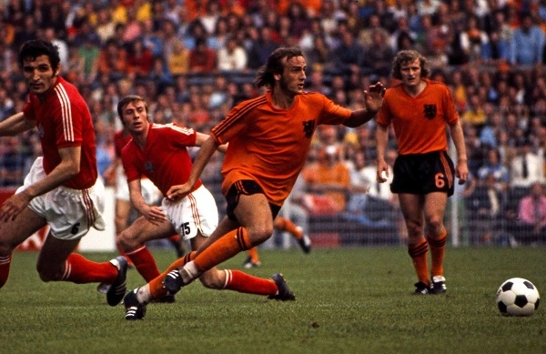Johan Neeskens săn bàn từ những cú sút xa như búa bổ