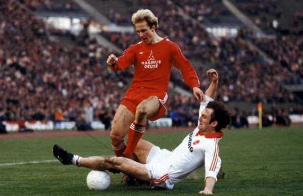 Karl-Heinz Rummenigge là một cựu cầu thủ bóng đá nổi tiếng