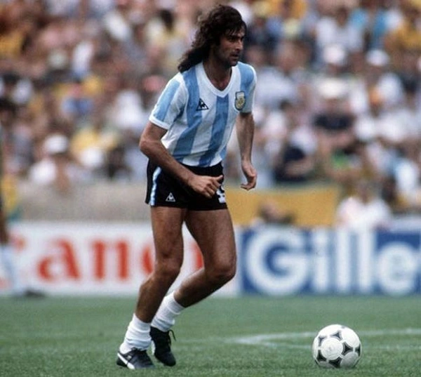 Mario Kempes chinh chiến ở nhiều câu lạc bộ