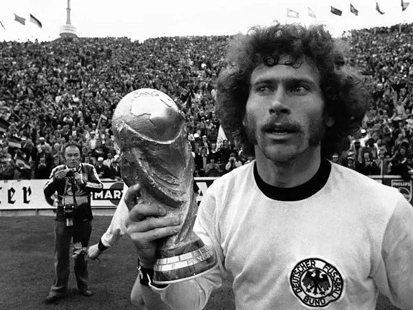 Paul Breitner có 11 năm khoác áo đội tuyển quốc gia Đức