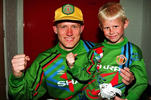 Peter Schmeichel đến với bóng đá khi chỉ mới 8 tuổi