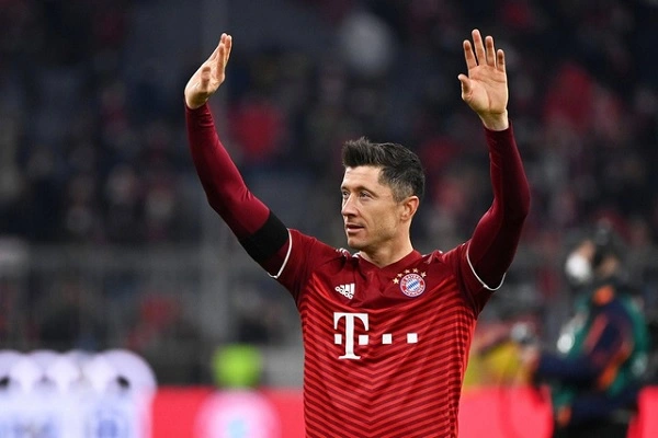 Robert Lewandowski tham gia thi đấu bóng đá chuyên nghiệp đạt nhiều thành tích cao