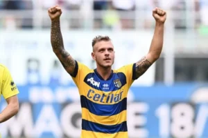 Tiền đạo cánh trái Giuseppe Meazza