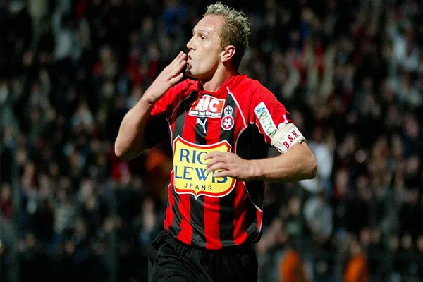 Laslandes là tiền đạo có 126 bàn thắng tại mùa giải Ligue 1