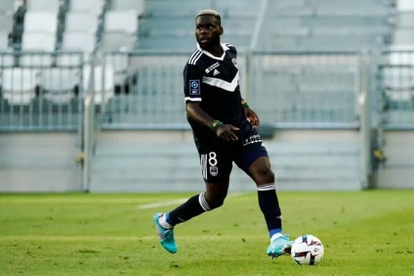 Tiền vệ trẻ tuổi Jean Onana