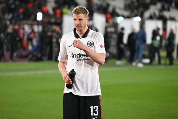 Martin Hinteregger giúp Frankfurt giành vô địch C2 tại 2021-2022