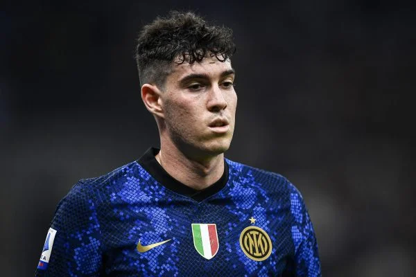 Bastoni là một trong bộ ba nửa xanh thành của Milan
