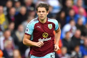 Chân sút James Tarkowski cản phá tốt và tạo nhiều bàn thắng đẹp