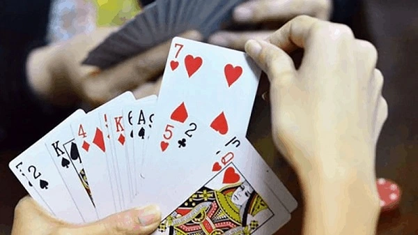 Game bài phỏm còn có tên gọi khác là Tá Lả