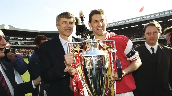 Trung vệ Tony Adams với 14 năm làm đội trưởng