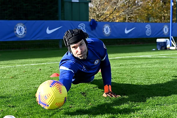 Cech giữ sạch lưới 365/836 trận khi thi đấu cho Chelsea.