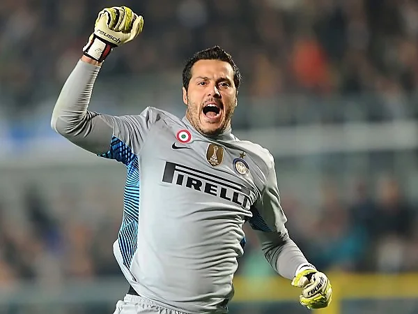 Julio Cesar sở hữu nhiều pha phát bóng đỉnh cao.