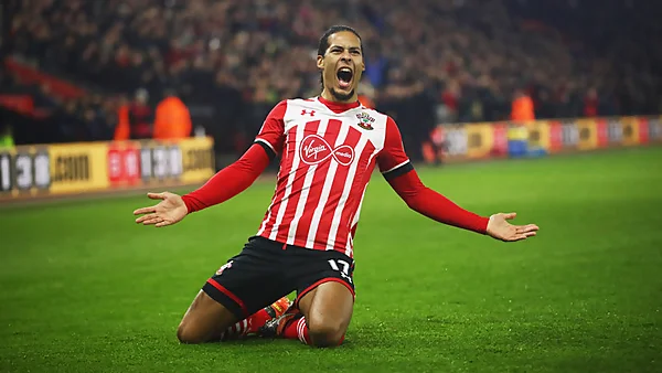 Trung vệ Virgil van Dijk thi đấu hết mình cùng đội tuyển