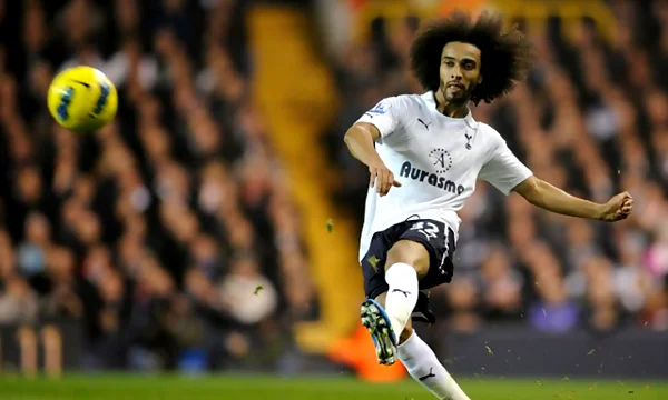 Hậu vệ Benoit Assou-Ekotto – Cầu thủ thuộc đội hình xuất sắc nhất Tottenham.