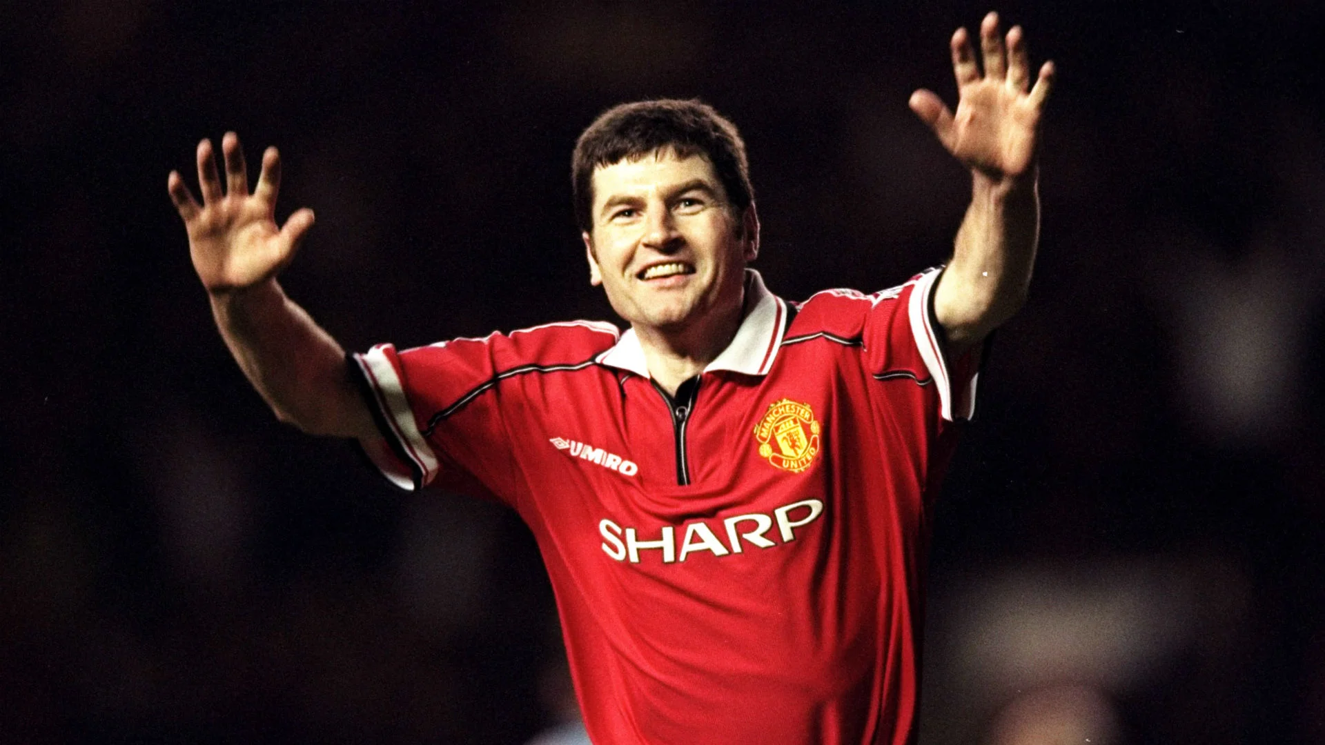 Cầu thủ Irwin đã ghi được 33 bàn và có 23 pha kiến tạo đẹp mắt cho đội bóng Manchester United.