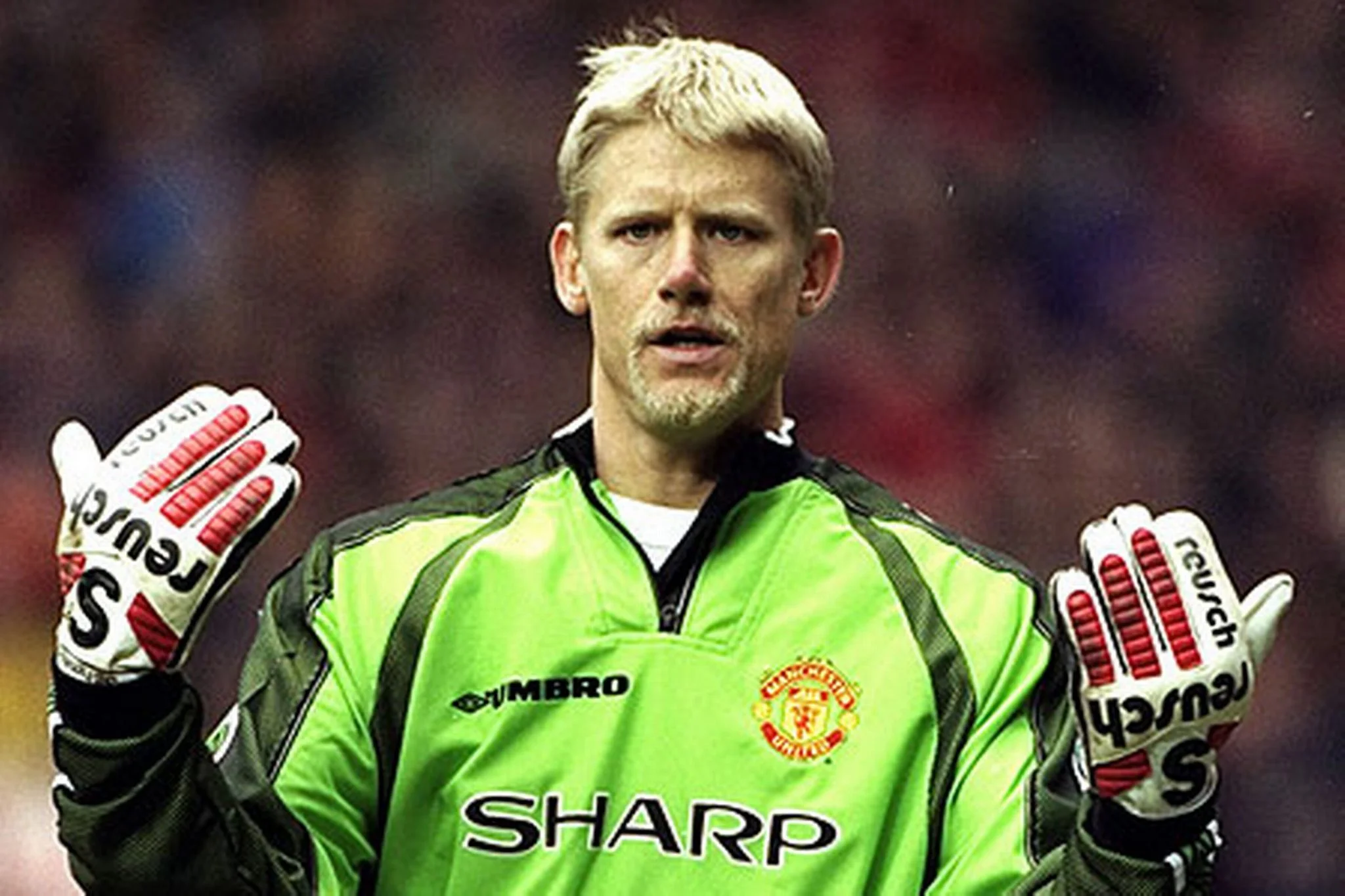 Peter Schmeichel cùng đội tuyển Manchester United giành được ba FA Cup.