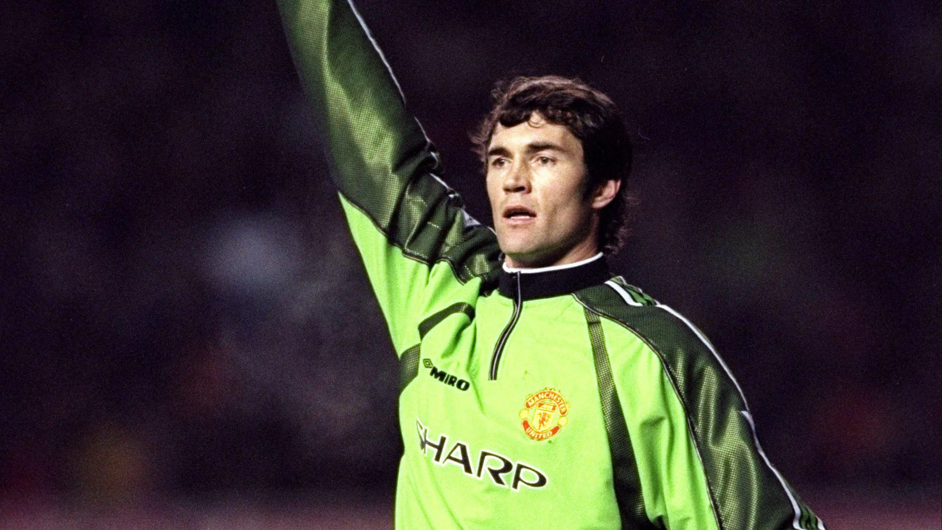 Raimond van Der Gouw đã ra sân 60 trận và giành chức vô địch mùa giải 1999 - 2000 cùng Manchester United.