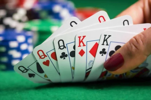 Bộ ba được sắp xếp vào thứ tự bài cao của Poker