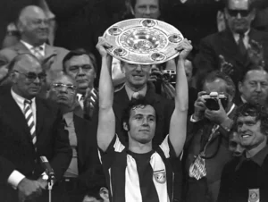 Franz Beckenbauer tạo được một cú hat-trick.