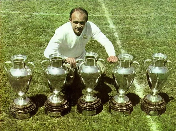Alfredo Di Stefano giành được cúp vàng Nam Mỹ.