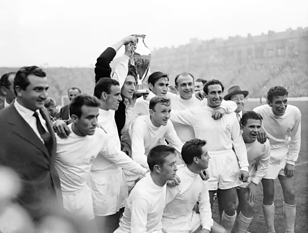 Ferenc Puskas cùng CLB Real Madrid 3 lần vô địch UEFA Champions League.