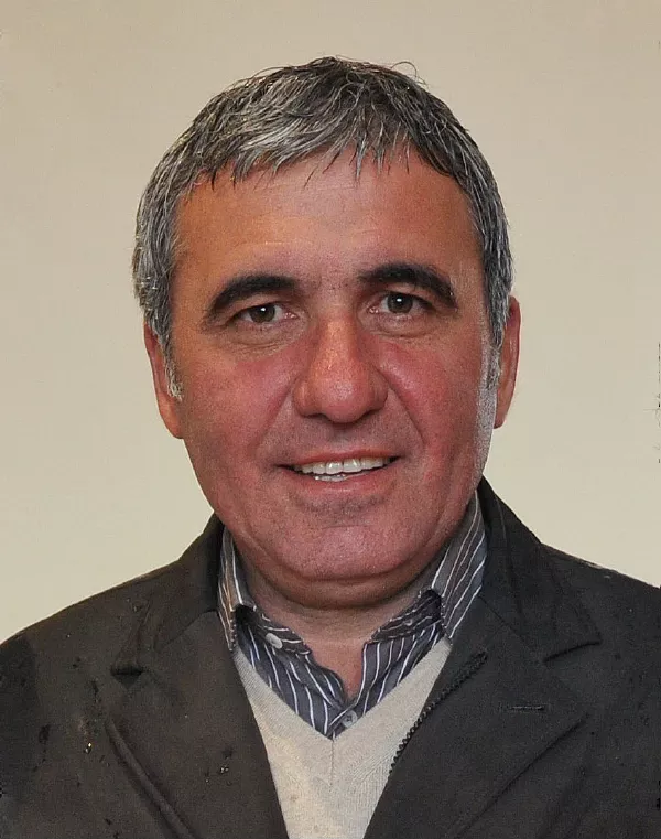 Gheorghe Hagi là huấn luyện viên sau khi giải nghệ