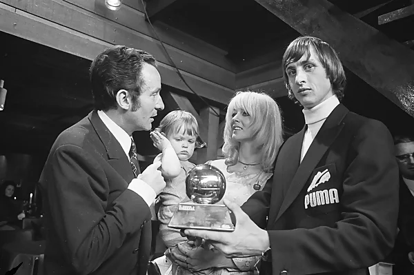 Johan Cruyff đã đạt được ba lần Quả bóng vàng châu Âu.