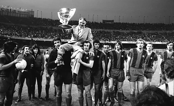 Johan Cruyff nhận được danh hiệu Cầu thủ Châu Âu xuất sắc năm 1974.