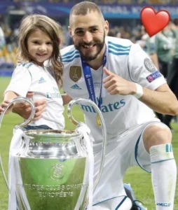 Karim Benzema khoác áo câu lạc bộ Real Madrid