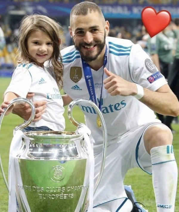 Karim Benzema khoác áo câu lạc bộ Real Madrid