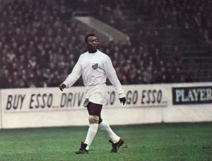 Năm 1956, Pele được đưa đến Santos để thi đấu với câu lạc bộ Santos FC.