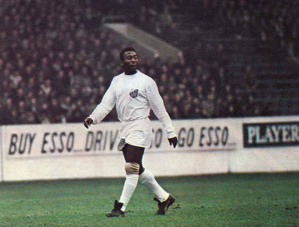 Năm 1956, Pele được đưa đến Santos để thi đấu với câu lạc bộ Santos FC.