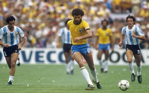 Socrates - cầu thủ nổi tiếng với học thức uyên bác và kỹ năng chơi bóng điêu luyện